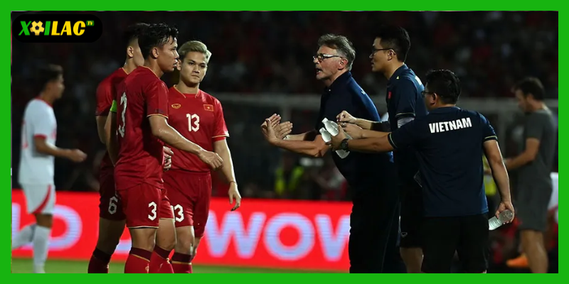 Tín hiệu trọng tài cho lợi thế – hai tay duỗi thẳng song song